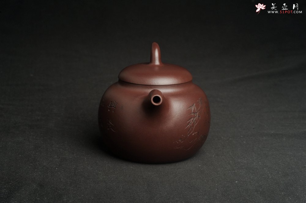 紫砂壶图片：特油润底曹青 全手工一捺底景舟茄段 装饰人物特文气 期待与亲结缘 - 宜兴紫砂壶网