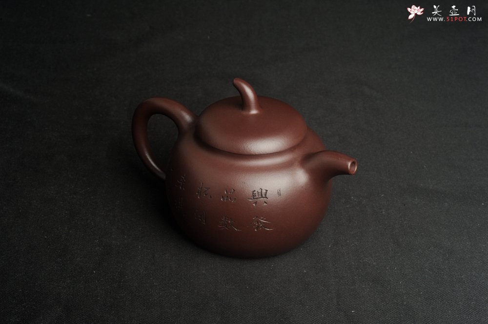 紫砂壶图片：特油润底曹青 全手工一捺底景舟茄段 装饰人物特文气 期待与亲结缘 - 宜兴紫砂壶网