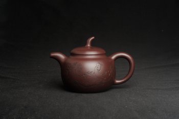 紫砂壶图片：特油润底曹青 全手工一捺底景舟茄段 装饰人物特文气 期待与亲结缘 - 宜兴紫砂壶网