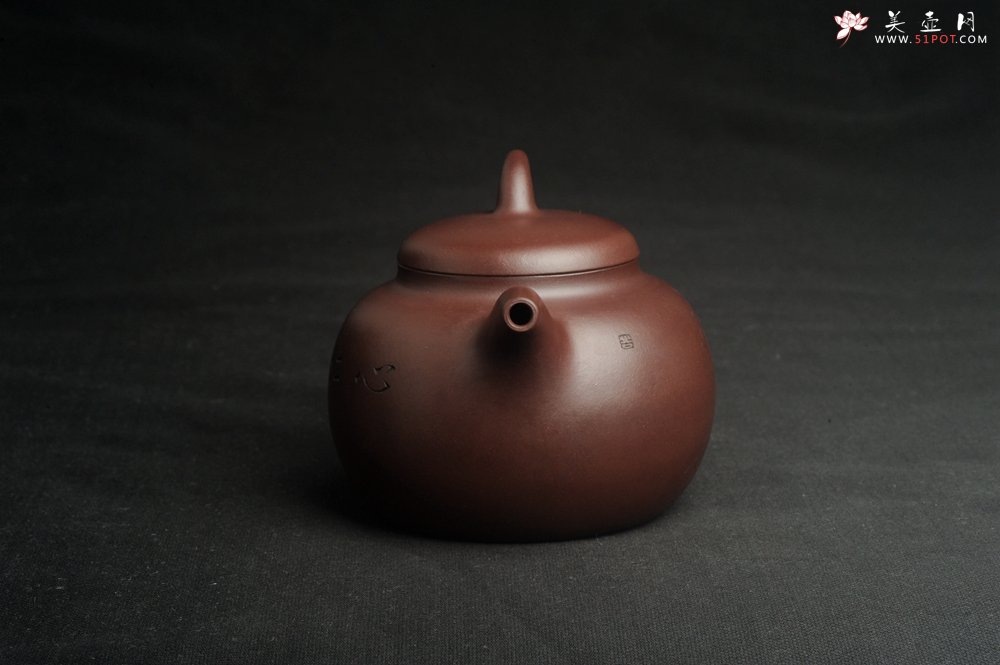 紫砂壶图片：特油润底曹青 全手工一捺底景舟茄段  助工装饰瑞兽 寓意大吉大利 - 宜兴紫砂壶网