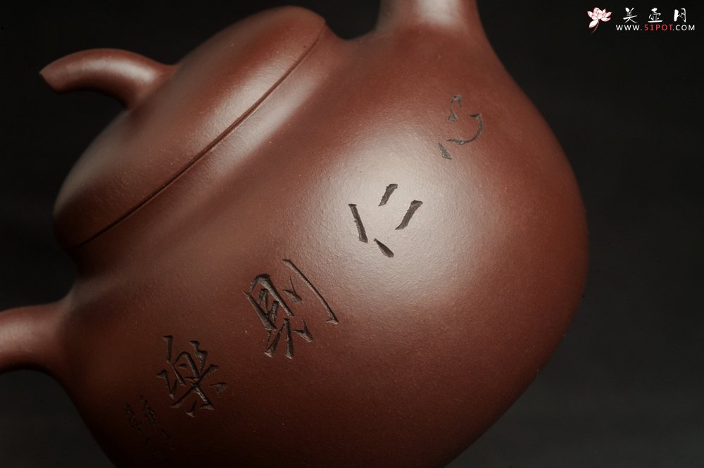 紫砂壶图片：特油润底曹青 全手工一捺底景舟茄段  助工装饰瑞兽 寓意大吉大利 - 宜兴紫砂壶网