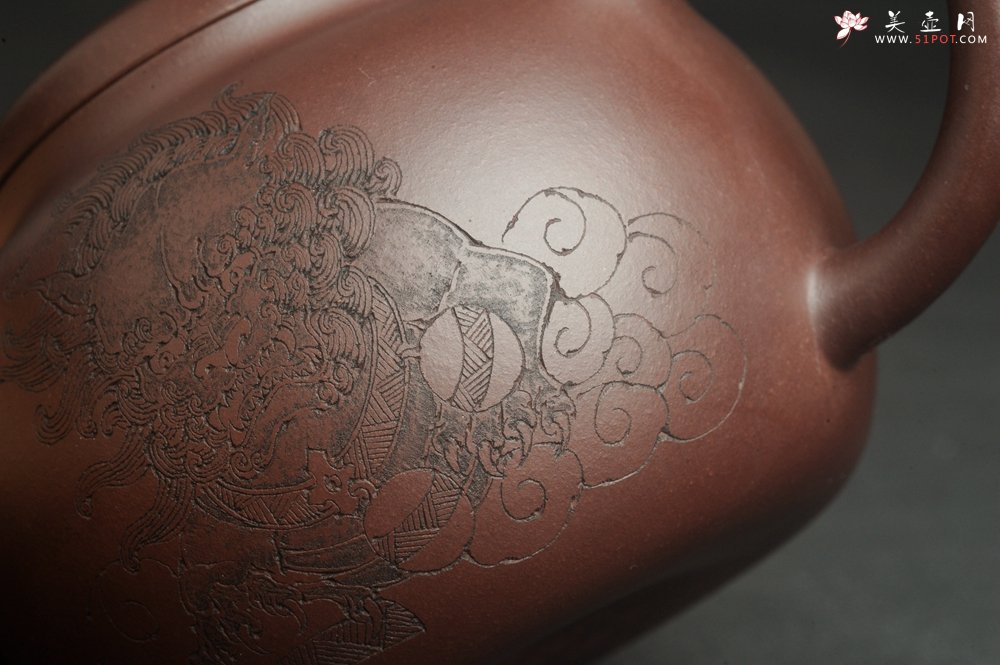 紫砂壶图片：特油润底曹青 全手工一捺底景舟茄段  助工装饰瑞兽 寓意大吉大利 - 宜兴紫砂壶网