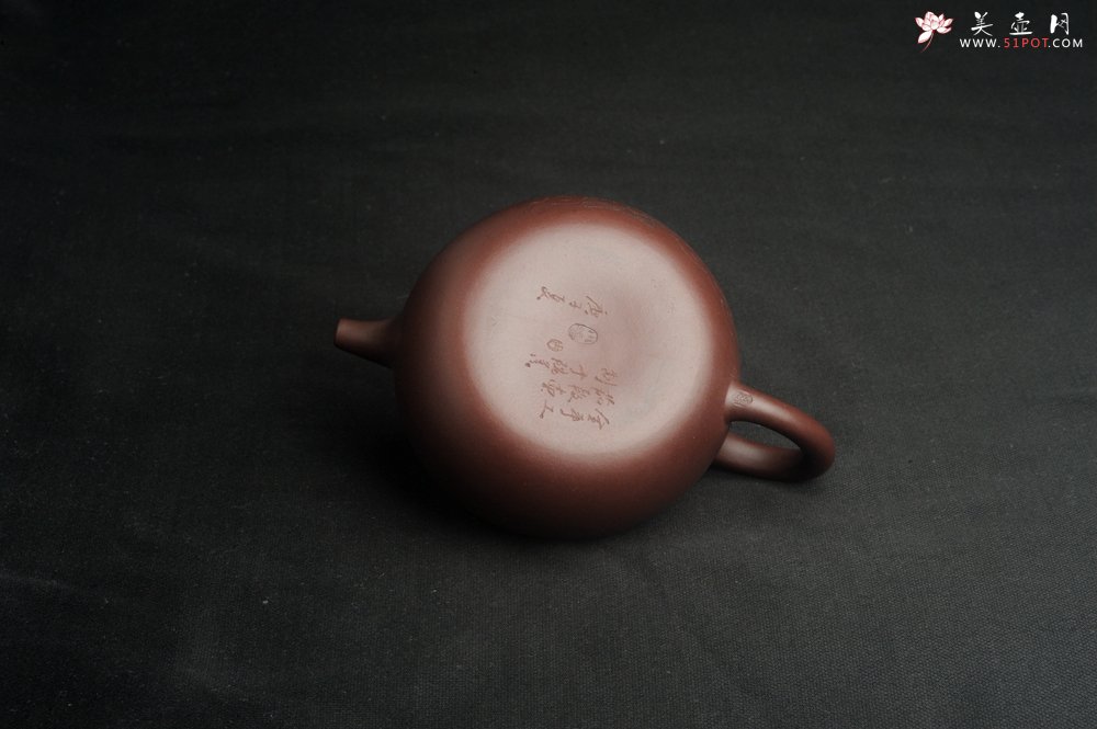 紫砂壶图片：特油润底曹青 全手工一捺底景舟茄段  助工装饰瑞兽 寓意大吉大利 - 宜兴紫砂壶网