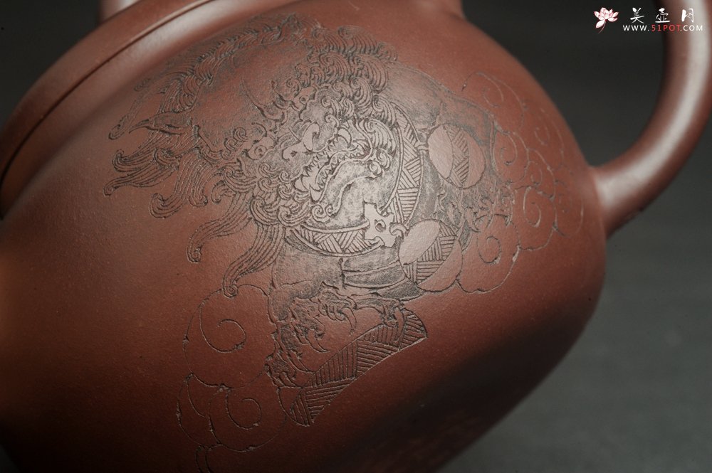 紫砂壶图片：特油润底曹青 全手工一捺底景舟茄段  助工装饰瑞兽 寓意大吉大利 - 宜兴紫砂壶网