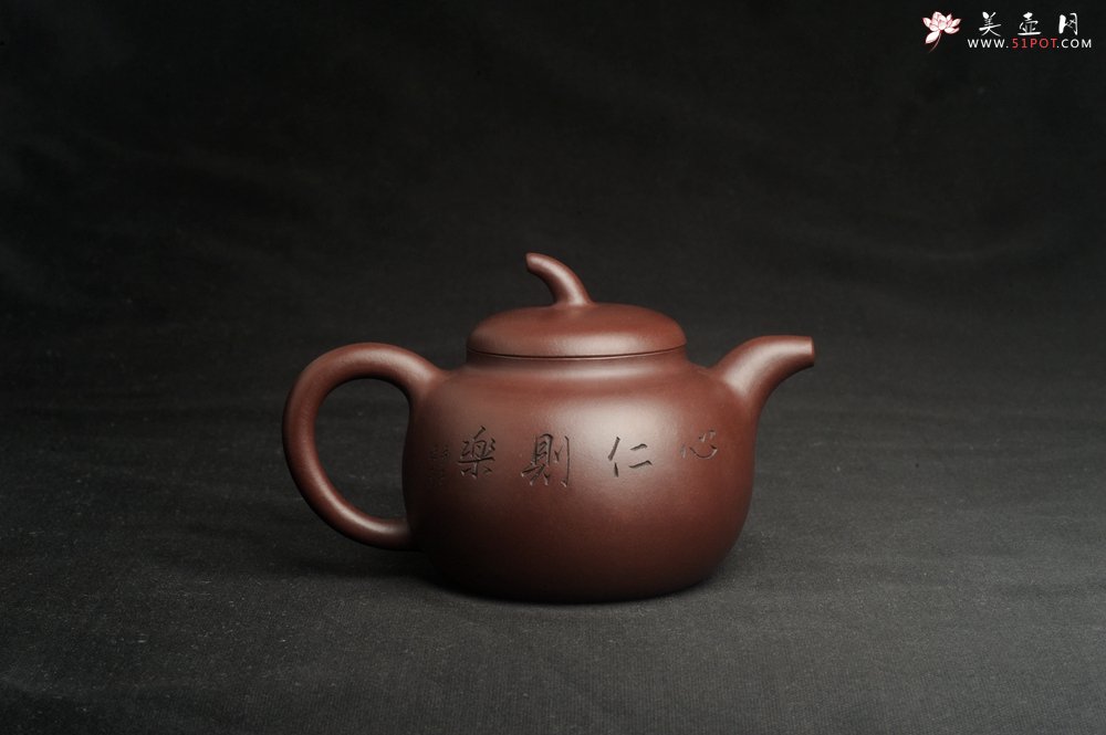 紫砂壶图片：特油润底曹青 全手工一捺底景舟茄段  助工装饰瑞兽 寓意大吉大利 - 宜兴紫砂壶网