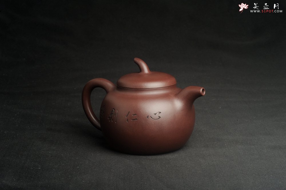 紫砂壶图片：特油润底曹青 全手工一捺底景舟茄段  助工装饰瑞兽 寓意大吉大利 - 宜兴紫砂壶网