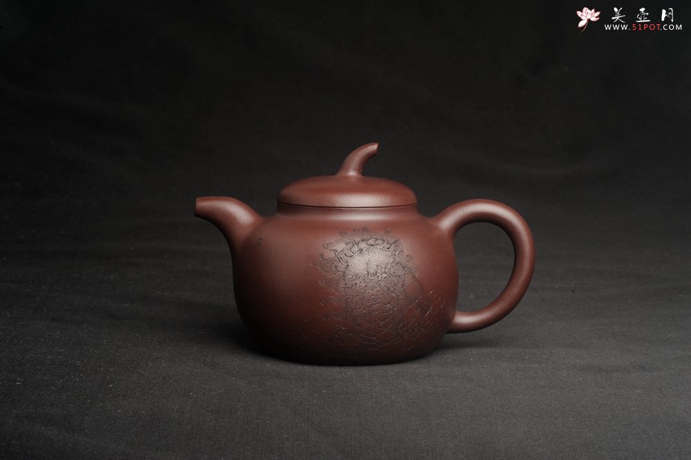 紫砂壶图片：特油润底曹青 全手工一捺底景舟茄段  助工装饰瑞兽 寓意大吉大利 - 宜兴紫砂壶网