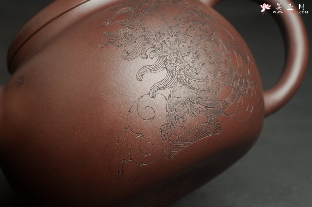 紫砂壶图片：特油润底曹青 全手工一捺底景舟茄段  助工装饰瑞兽 寓意大吉大利 - 宜兴紫砂壶网