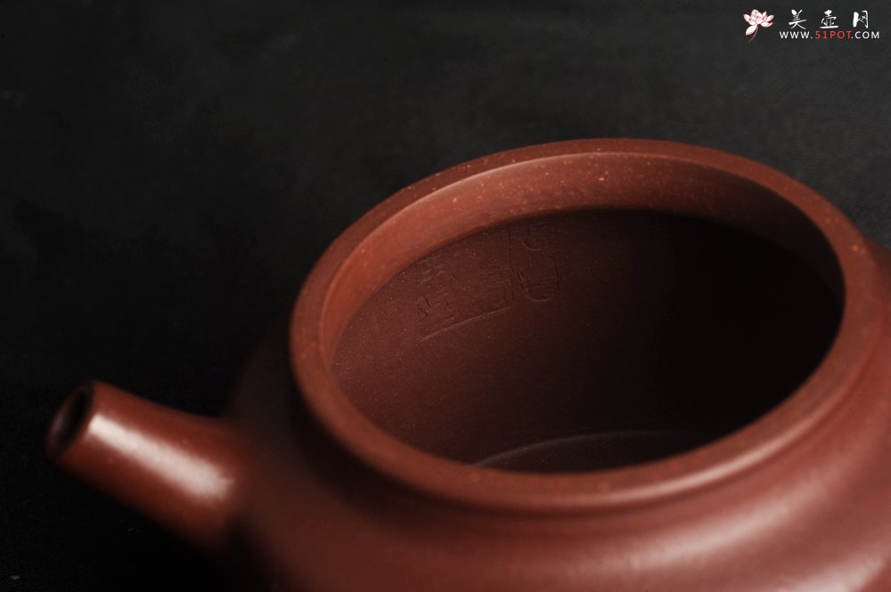 紫砂壶图片：油润黄龙山4号深井红皮龙 全手工德中壶 做工特好 装饰庄周梦蝶图 特文气 - 宜兴紫砂壶网