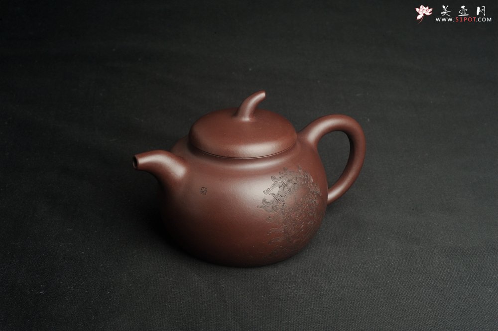 紫砂壶图片：特油润底曹青 全手工一捺底景舟茄段  助工装饰瑞兽 寓意大吉大利 - 宜兴紫砂壶网