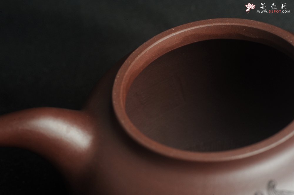 紫砂壶图片：特油润底曹青 全手工一捺底景舟茄段  助工装饰瑞兽 寓意大吉大利 - 宜兴紫砂壶网