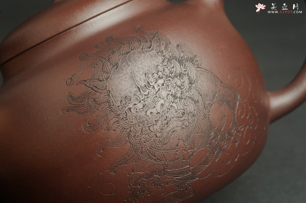 紫砂壶图片：特油润底曹青 全手工一捺底景舟茄段  助工装饰瑞兽 寓意大吉大利 - 宜兴紫砂壶网