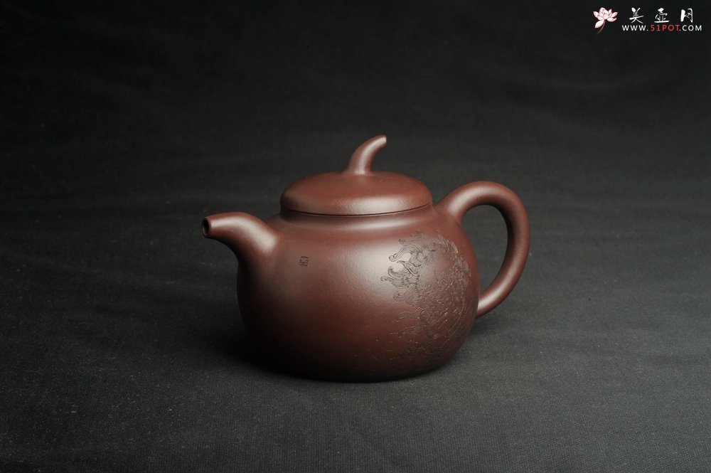 紫砂壶图片：特油润底曹青 全手工一捺底景舟茄段  助工装饰瑞兽 寓意大吉大利 - 宜兴紫砂壶网