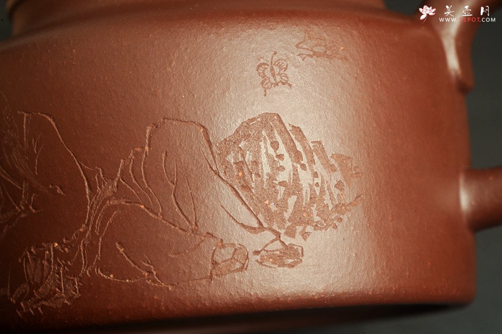 紫砂壶图片：油润黄龙山4号深井红皮龙 全手工德中壶 做工特好 装饰庄周梦蝶图 特文气 - 宜兴紫砂壶网