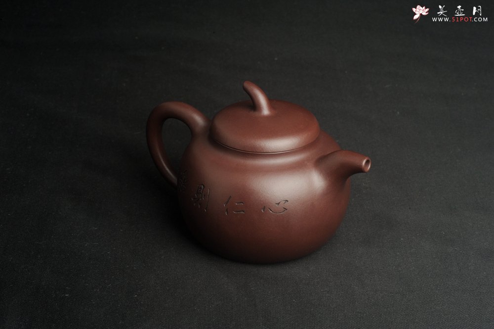 紫砂壶图片：特油润底曹青 全手工一捺底景舟茄段  助工装饰瑞兽 寓意大吉大利 - 宜兴紫砂壶网