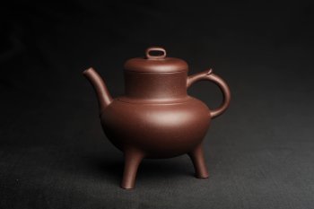 紫砂壶图片：美壶特惠  精致紫泥三足鼎壶 茶人醉爱 - 宜兴紫砂壶网