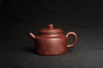 紫砂壶图片：油润黄龙山4号深井红皮龙 全手工德中壶 做工特好 装饰庄周梦蝶图 特文气 - 宜兴紫砂壶网
