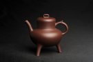 紫砂壶图片：美壶特惠  精致紫泥三足鼎壶 茶人醉爱 - 宜兴紫砂壶网