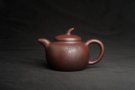 紫砂壶图片：特油润底曹青 全手工一捺底景舟茄段  助工装饰瑞兽 寓意大吉大利 - 宜兴紫砂壶网