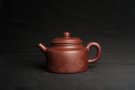紫砂壶图片：油润黄龙山4号深井红皮龙 全手工德中壶 做工特好 装饰庄周梦蝶图 特文气 - 宜兴紫砂壶网