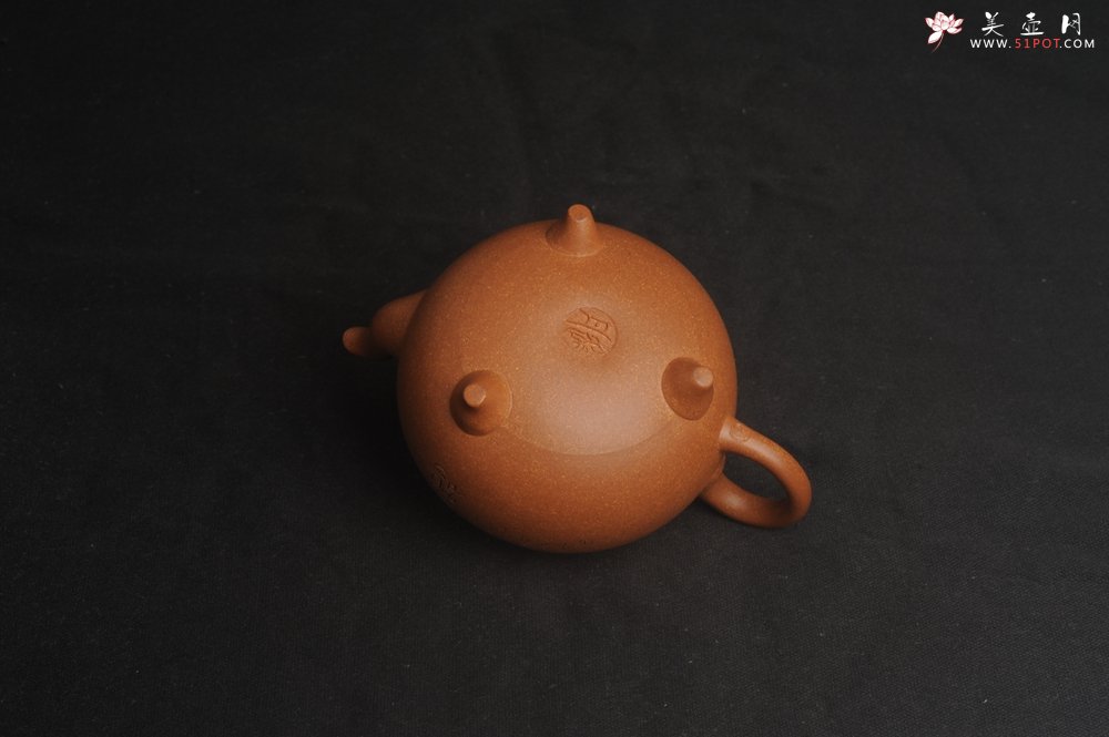 紫砂壶图片：美壶特惠 精致黄降坡泥大彬如意茶壶 装饰云鹤图 特文气 - 宜兴紫砂壶网