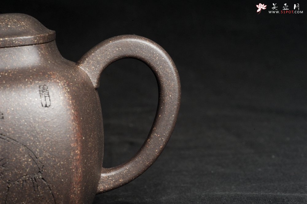 紫砂壶图片：实力派张海艳 全手工油润老青灰段泥重器鸣远四方 气势磅礴 用心之作 装饰拜石图特文气 - 宜兴紫砂壶网