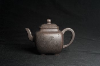 紫砂壶图片：实力派张海艳 全手工油润老青灰段泥重器鸣远四方 气势磅礴 用心之作 装饰拜石图特文气 - 宜兴紫砂壶网