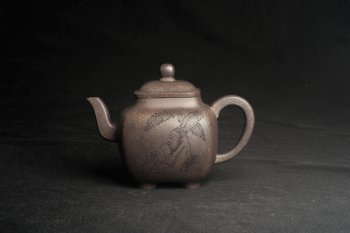 紫砂壶图片：实力派张海艳 全手工油润老青灰段泥重器鸣远四方 气势磅礴 用心之作 装饰人物特文气 - 宜兴紫砂壶网