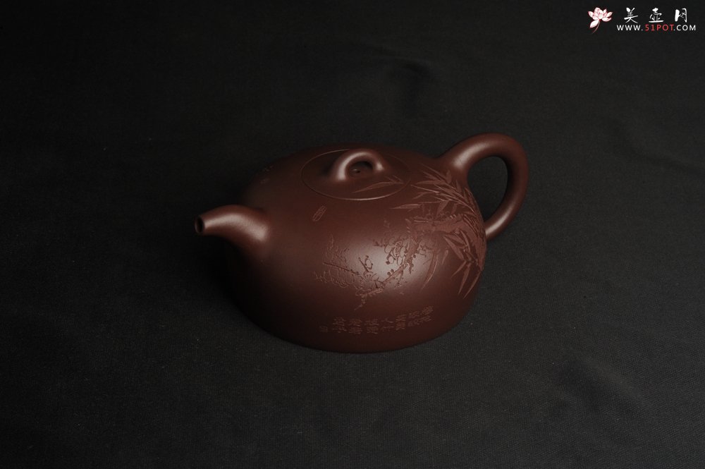 紫砂壶图片：潜力股周小培老师 油润底槽清 卡盖难度相当大 全手工大半月紫砂壶 梅花皎皎类美人 竹枝楚楚若君子 - 宜兴紫砂壶网