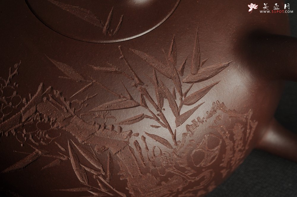 紫砂壶图片：潜力股周小培老师 油润底槽清 卡盖难度相当大 全手工大半月紫砂壶 梅花皎皎类美人 竹枝楚楚若君子 - 宜兴紫砂壶网