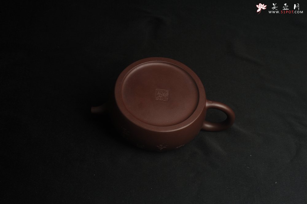 紫砂壶图片：潜力股周小培老师 油润底槽清 卡盖难度相当大 全手工大半月紫砂壶 梅花皎皎类美人 竹枝楚楚若君子 - 宜兴紫砂壶网