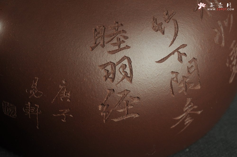 紫砂壶图片：潜力股周小培老师 油润底槽清 卡盖难度相当大 全手工大半月紫砂壶 梅花皎皎类美人 竹枝楚楚若君子 - 宜兴紫砂壶网