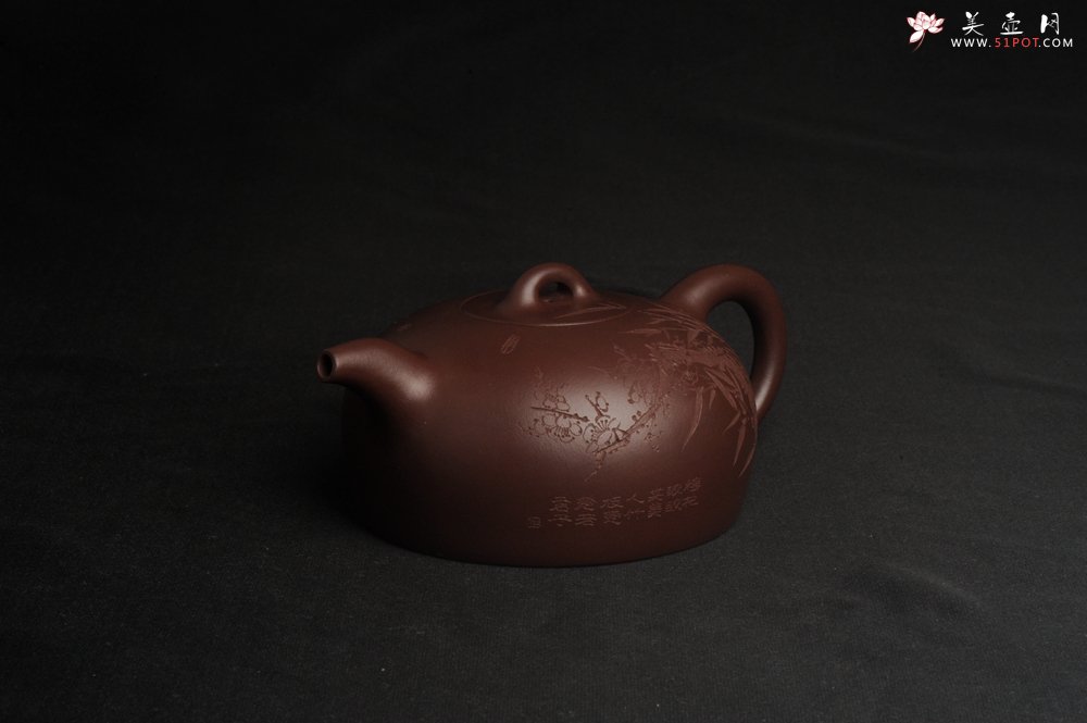 紫砂壶图片：潜力股周小培老师 油润底槽清 卡盖难度相当大 全手工大半月紫砂壶 梅花皎皎类美人 竹枝楚楚若君子 - 宜兴紫砂壶网