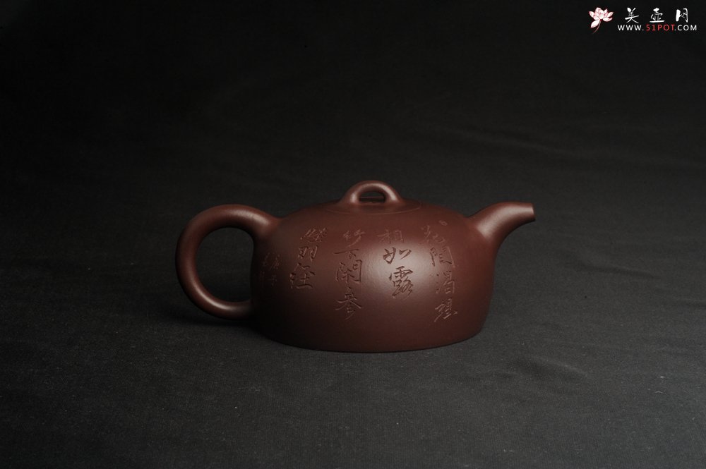 紫砂壶图片：潜力股周小培老师 油润底槽清 卡盖难度相当大 全手工大半月紫砂壶 梅花皎皎类美人 竹枝楚楚若君子 - 宜兴紫砂壶网