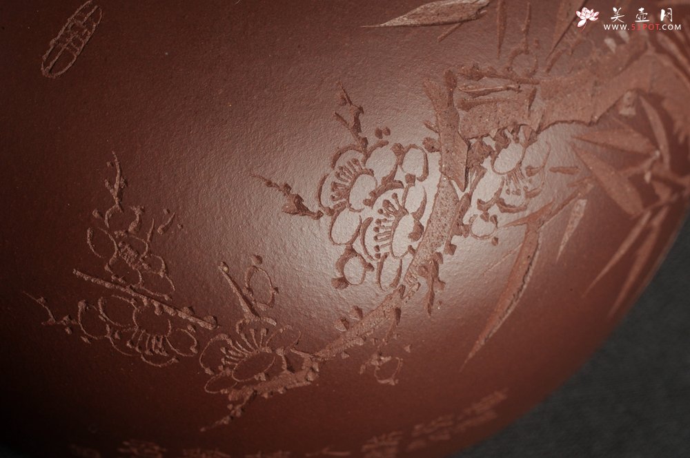 紫砂壶图片：潜力股周小培老师 油润底槽清 卡盖难度相当大 全手工大半月紫砂壶 梅花皎皎类美人 竹枝楚楚若君子 - 宜兴紫砂壶网