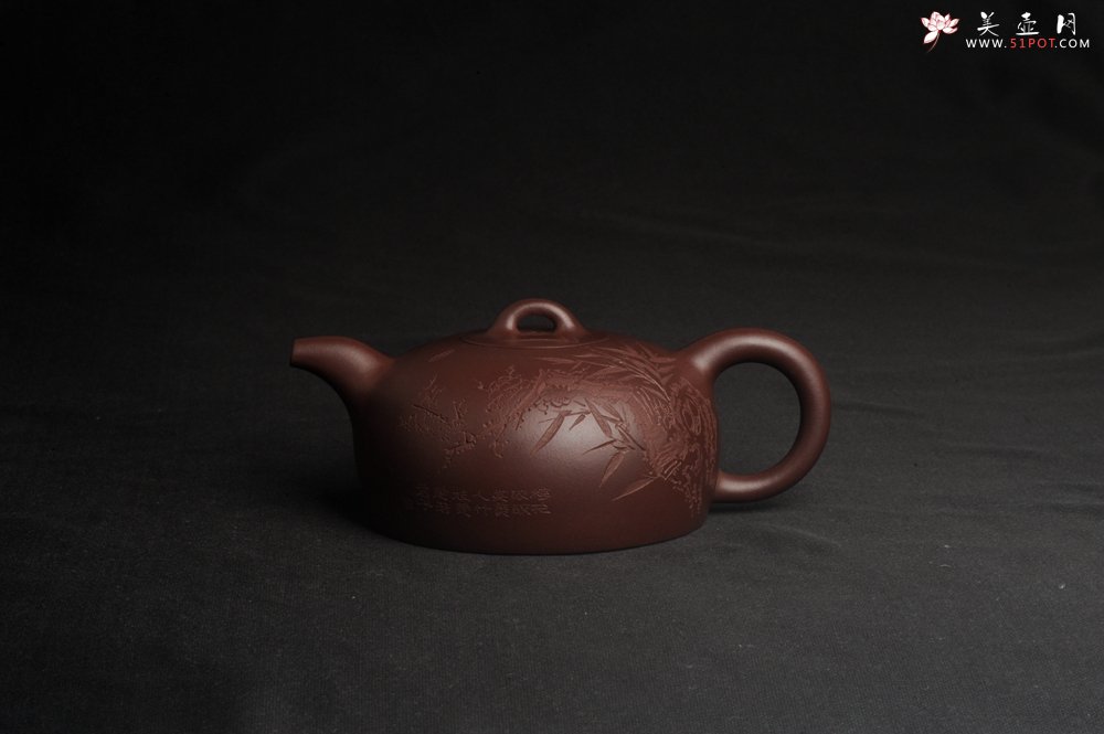 紫砂壶图片：潜力股周小培老师 油润底槽清 卡盖难度相当大 全手工大半月紫砂壶 梅花皎皎类美人 竹枝楚楚若君子 - 宜兴紫砂壶网