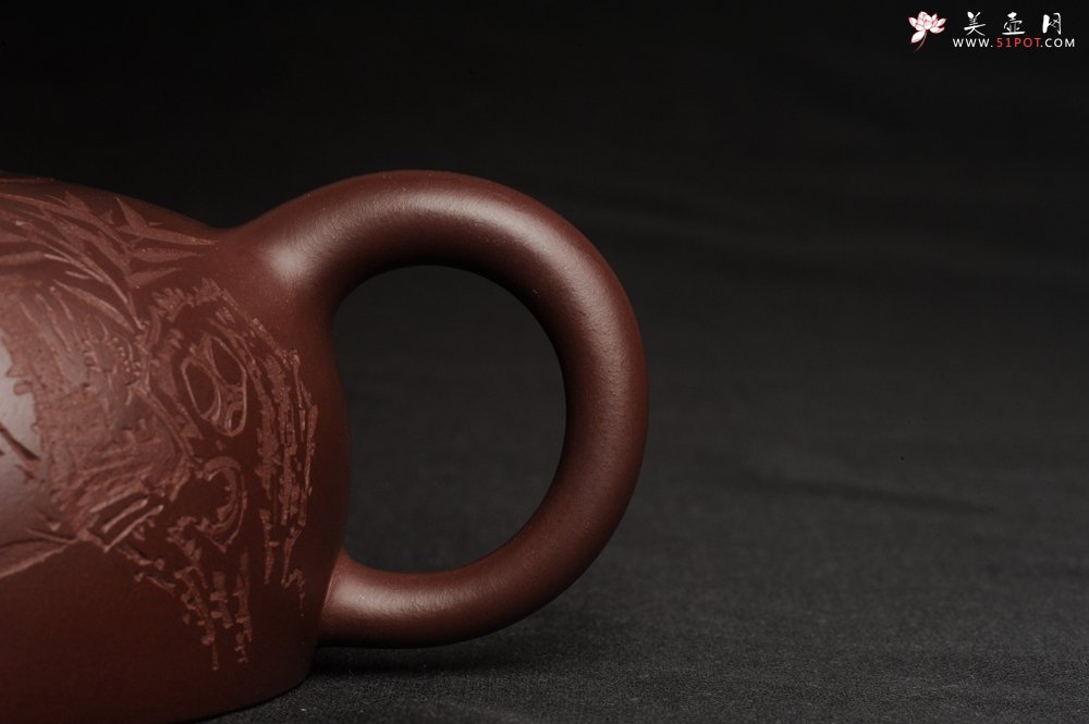 紫砂壶图片：潜力股周小培老师 油润底槽清 卡盖难度相当大 全手工大半月紫砂壶 梅花皎皎类美人 竹枝楚楚若君子 - 宜兴紫砂壶网