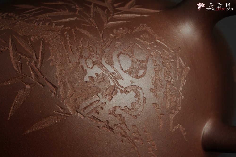 紫砂壶图片：潜力股周小培老师 油润底槽清 卡盖难度相当大 全手工大半月紫砂壶 梅花皎皎类美人 竹枝楚楚若君子 - 宜兴紫砂壶网