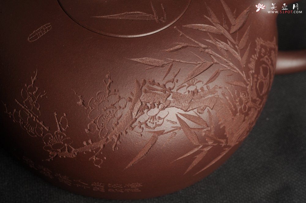 紫砂壶图片：潜力股周小培老师 油润底槽清 卡盖难度相当大 全手工大半月紫砂壶 梅花皎皎类美人 竹枝楚楚若君子 - 宜兴紫砂壶网