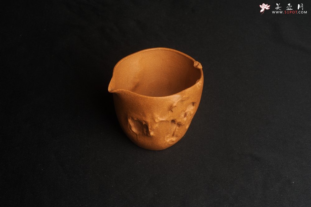 紫砂壶图片：美杯特惠 潜力股赵老师 全手工老黄段泥公道杯 贴页灵动 - 宜兴紫砂壶网