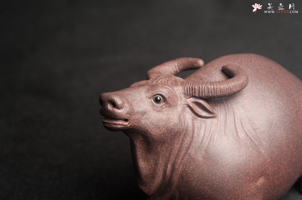 紫砂壶图片：美宠特惠 实力派工艺员姚老师  预计明年升助工  超精品老青灰泥孺子牛茶宠 长8cm高5cm  肌理 - 宜兴紫砂壶网