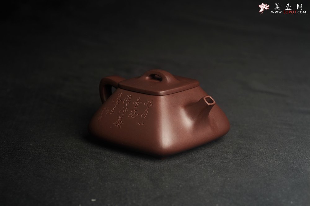 紫砂壶图片：美壶特惠 林旭陶 精致全手工混方石瓢 装饰人物特文气 明月一壶酒 - 宜兴紫砂壶网