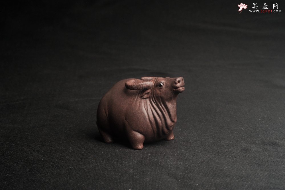 紫砂壶图片：美宠特惠 实力派工艺员姚老师  预计明年升助工  超精品老青灰泥孺子牛茶宠 长8cm高5cm  肌理 - 宜兴紫砂壶网