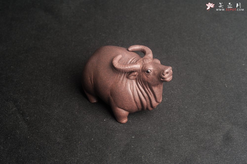 紫砂壶图片：美宠特惠 实力派工艺员姚老师  预计明年升助工  超精品老青灰泥孺子牛茶宠 长8cm高5cm  肌理 - 宜兴紫砂壶网