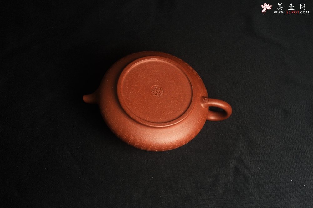 紫砂壶图片：美壶特惠 精致降坡泥心经虚扁壶 茶人醉爱 - 宜兴紫砂壶网