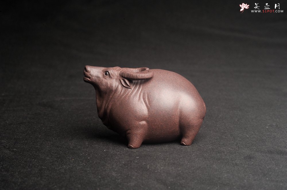 紫砂壶图片：美宠特惠 实力派工艺员姚老师  预计明年升助工  超精品老青灰泥孺子牛茶宠 长8cm高5cm  肌理 - 宜兴紫砂壶网