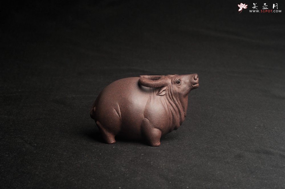 紫砂壶图片：美宠特惠 实力派工艺员姚老师  预计明年升助工  超精品老青灰泥孺子牛茶宠 长8cm高5cm  肌理 - 宜兴紫砂壶网