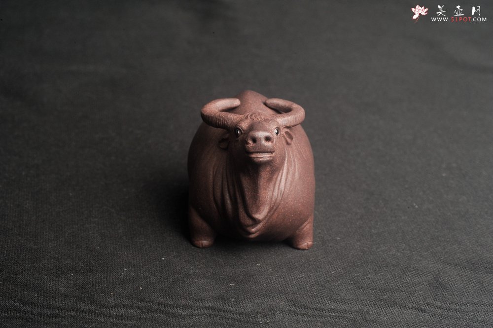 紫砂壶图片：美宠特惠 实力派工艺员姚老师  预计明年升助工  超精品老青灰泥孺子牛茶宠 长8cm高5cm  肌理 - 宜兴紫砂壶网