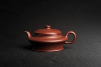 紫砂壶图片：美壶特惠 学学老师精工力作 四号井深井紫泥小虚扁茶壶 小品特难做 - 宜兴紫砂壶网