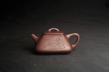 紫砂壶图片：美壶特惠 林旭陶 精致全手工混方石瓢 装饰人物特文气 明月一壶酒 - 宜兴紫砂壶网